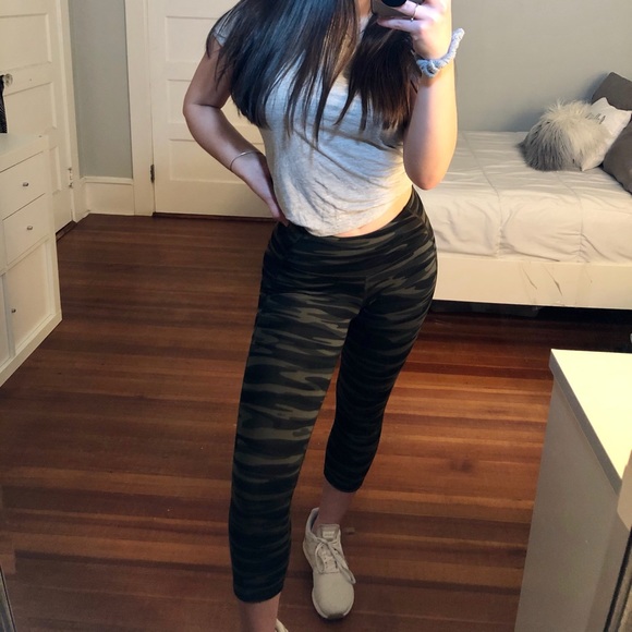 OLD NAVY ACTIVE CROPPED HIGH WAISTED LEGGINGS - Picture 3 of 3